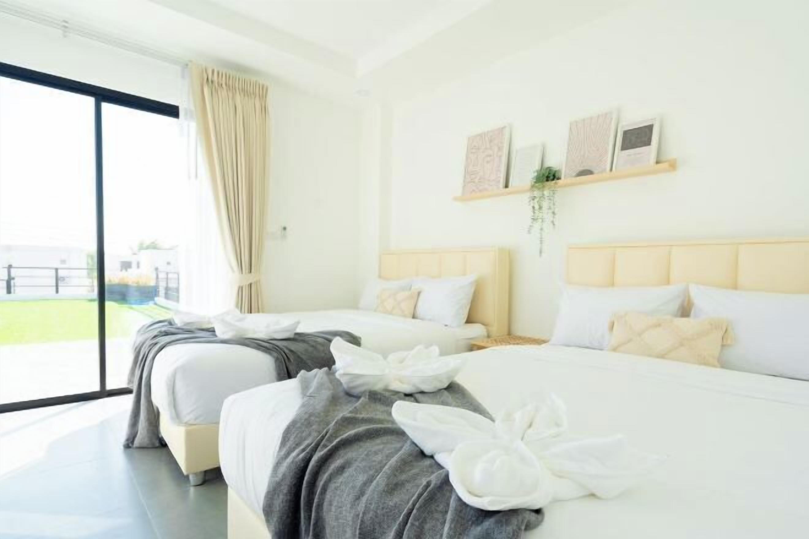 Desk, free WiFi, bed sheets