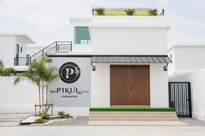 Escritorio, wifi gratis y ropa de cama 