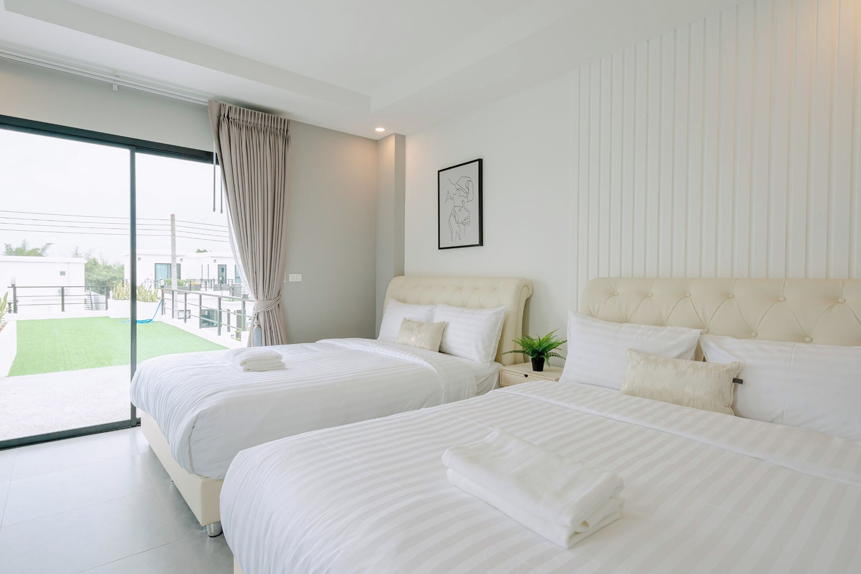 Escritorio, wifi gratis y ropa de cama 