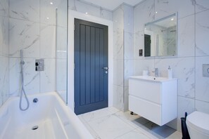 Secador de pelo, toallas, shampoo, papel higiénico