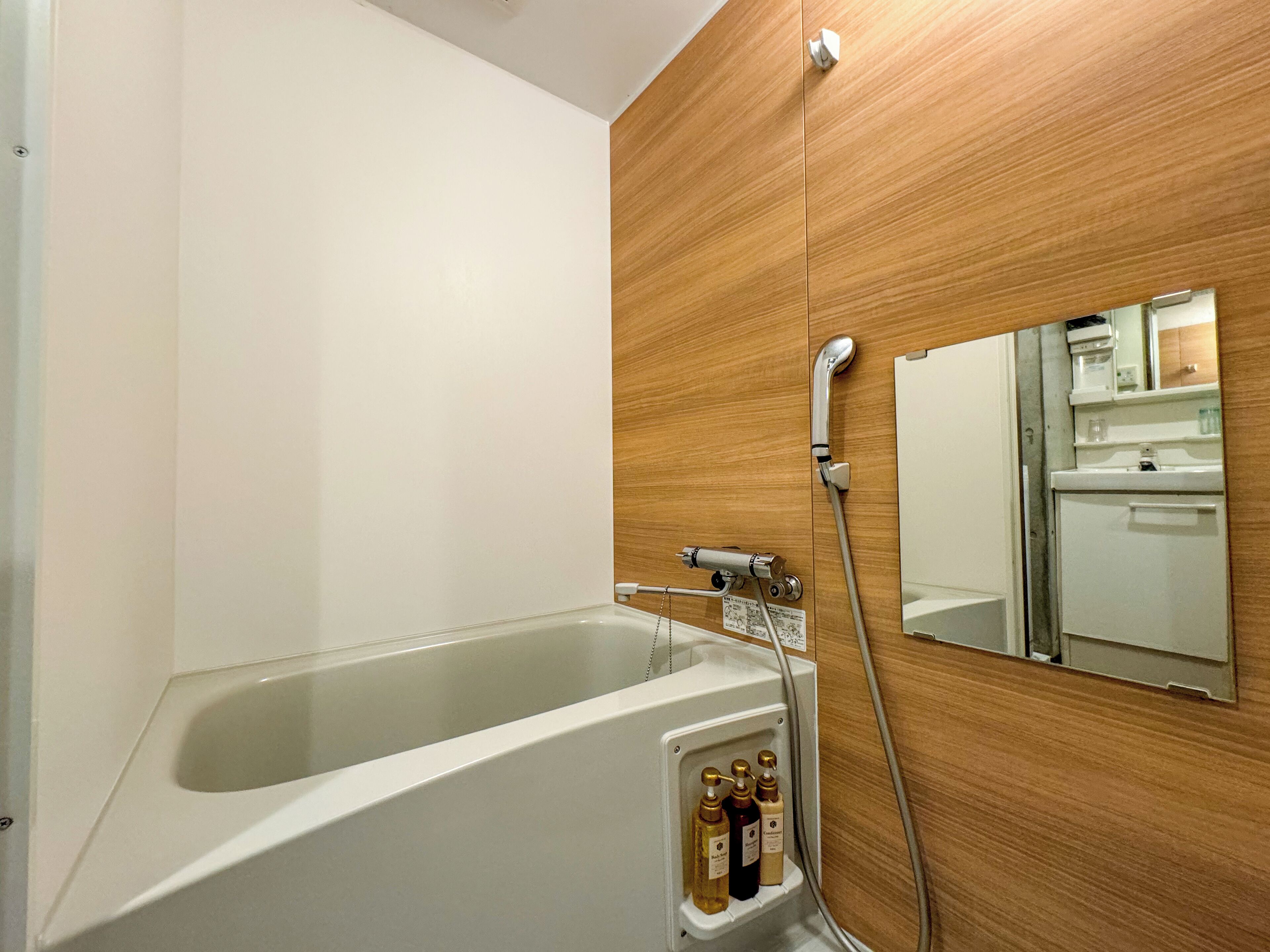 Kombinasi shower/bathtub dan perlengkapan mandi gratis