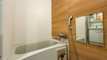 Kombinasi shower/bathtub dan perlengkapan mandi gratis