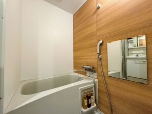 Combined shower/bathtub, free toiletries, hair dryer, slippers