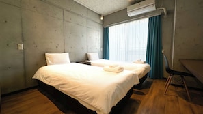 Laptop workspace, free WiFi - Randor Residence Naha Okinawa (Naha)
