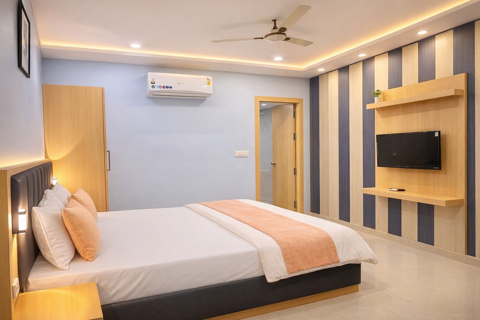 Une chambre moderne comprenant un lit, une table de chevet, un ventilateur de plafond, un appareil de climatisation, une télévision et une armoire.