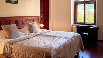 In-room safe, iron/ironing board, bed sheets