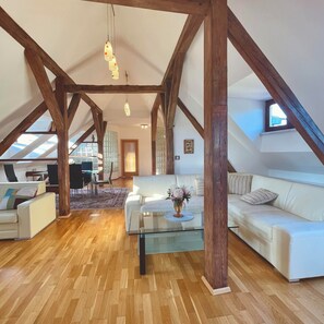 Luxe appartement, uitzicht op de stad | Woonruimte | Een 100-cm lcd-televisie met satellietzenders