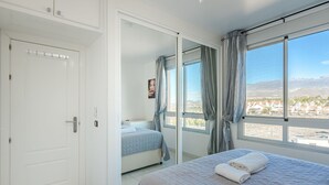 Une chambre à coucher avec un lit, une armoire et une salle de bain.