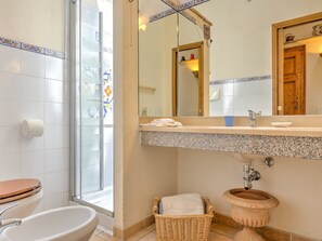 Un bagno con il water, un lavandino e un bidet.