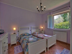 2 bedrooms, iron/ironing board, WiFi