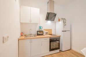 Fridge, microwave, oven, coffee/tea maker