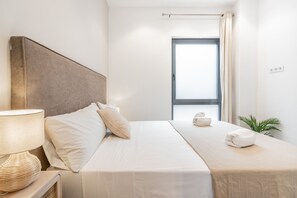 Tabla de planchar con plancha, wifi gratis, ropa de cama