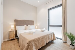 Tabla de planchar con plancha, wifi gratis, ropa de cama