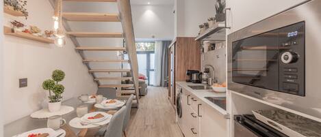 Réfrigérateur, micro-ondes, four, cafetière/bouilloire