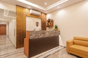 Reception - Hotel Silver Park (Mumbai)