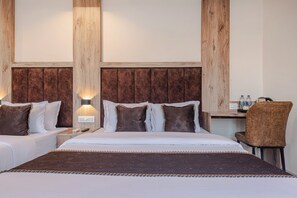 Deluxe Triple Room | Soundproofing, free WiFi - Hotel Silver Park (Mumbai)
