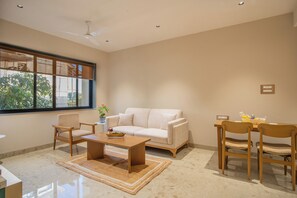 Apartament, 1 llit de matrimoni, no fumadors, cuina | Sala d'estar | Televisor de pantalla plana