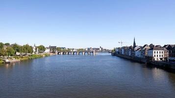 Ein Fluss mit einer Brücke und Gebäuden am Ufer.