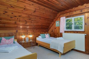 5 habitaciones, escritorio, tabla de planchar con plancha y wifi