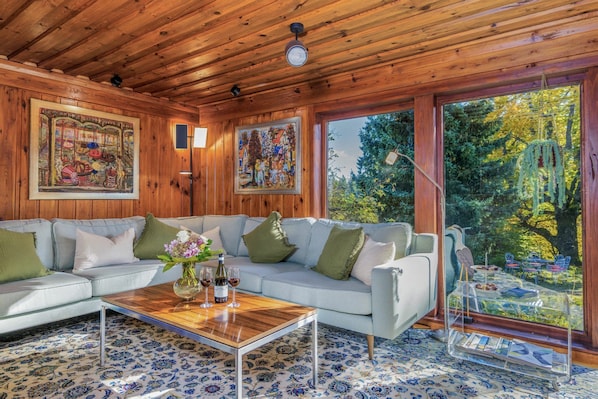 Télévision, cheminée, livres