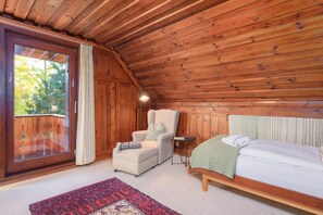 5 bedrooms, desk, iron/ironing board, WiFi