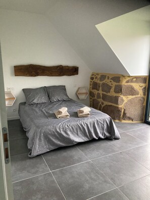 5 bedrooms, iron/ironing board, travel cot, free WiFi