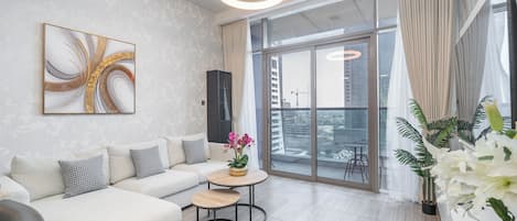 1 habitación, escritorio y espacio para trabajar con laptop