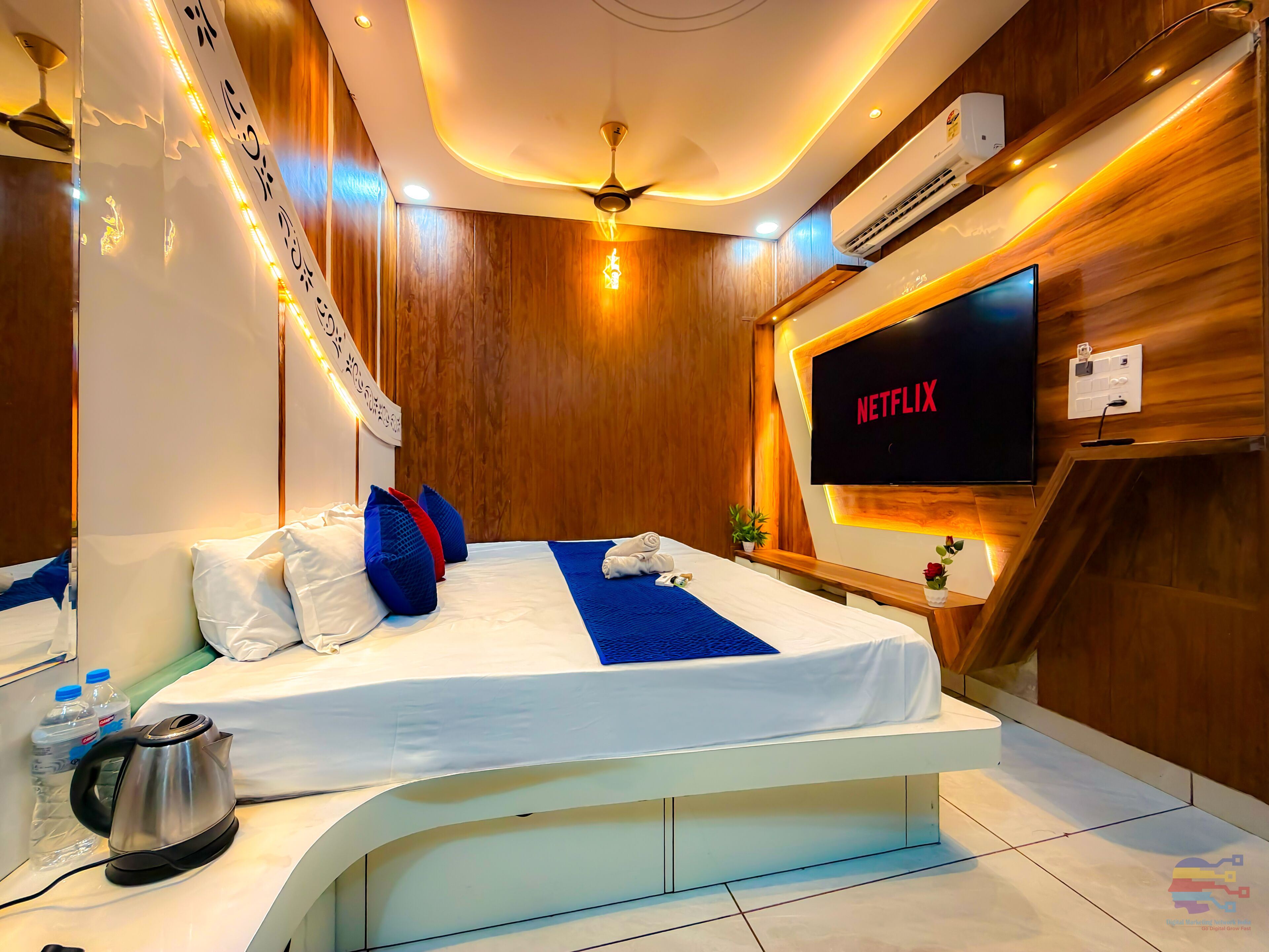 Habitación de lujo | Ropa de cama hipoalergénica y caja de seguridad en la habitación 