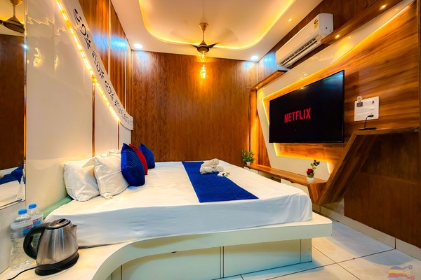 Habitación de lujo | Ropa de cama hipoalergénica y caja de seguridad en la habitación