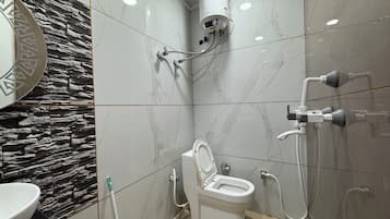 Deluxe-Zimmer | Badezimmer | Kostenlose Toilettenartikel, Haartrockner, Hausschuhe, Handtücher