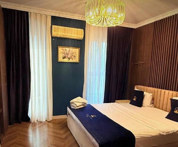 Dobbeltrom – deluxe, byutsikt | Sengetøy av topp kvalitet, minibar, safe på rommet og skrivebord