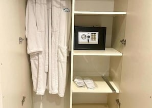 Habitació doble estàndard, 1 llit de matrimoni gran, vistes a la ciutat | Roba de llit d'alta qualitat, minibar i caixa forta a l'habitació