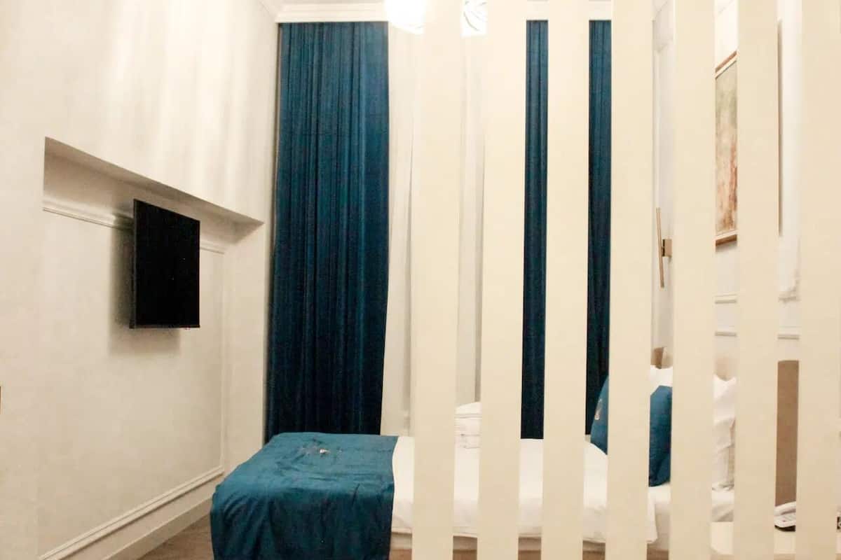 Family Room, Balcony, City View | Peralatan tempat tidur premium, bar mini, peti besi dalam bilik, meja