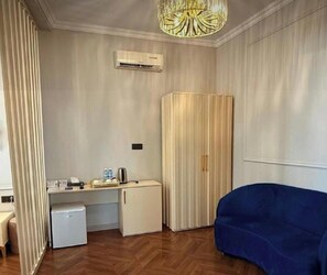 Familierom, balkong, byutsikt | Sengetøy av topp kvalitet, minibar, safe på rommet og skrivebord