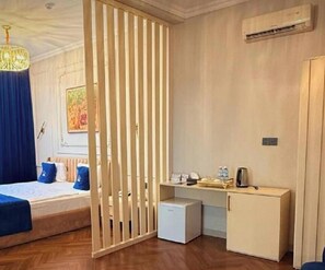 Familiekamer, balkon, uitzicht op stad | Luxe beddengoed, een minibar, een kluis op de kamer, een bureau