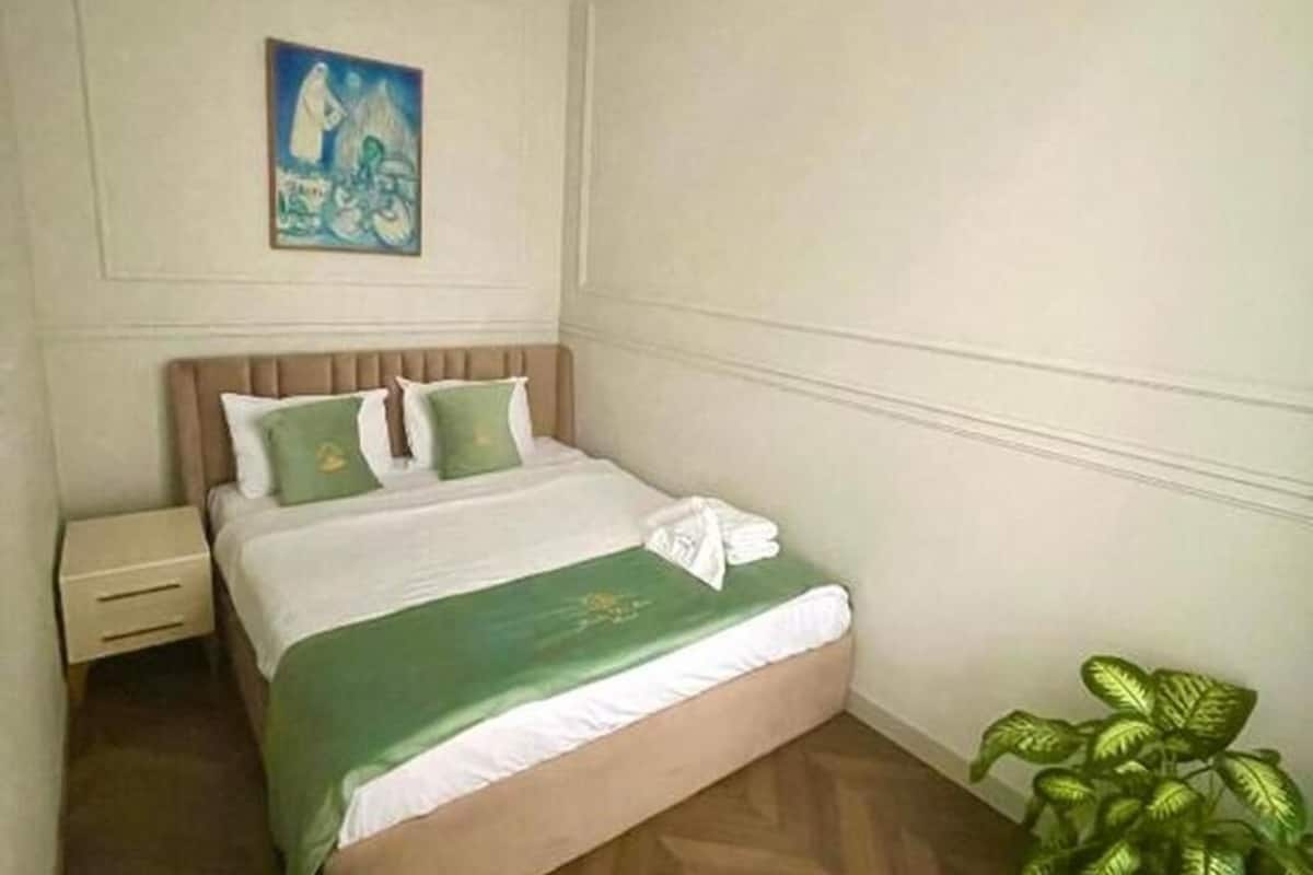 Economy Double Room, 1 Katil Ratu (Queen), Non Smoking | Peralatan tempat tidur premium, bar mini, peti besi dalam bilik, meja