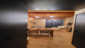 Ein modernes Interieur mit einem Holztisch, Bänken und einer Couch.