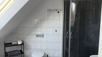 Dusche, Haartrockner, Handtücher