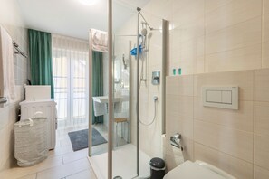 Dusche, Haartrockner, Handtücher