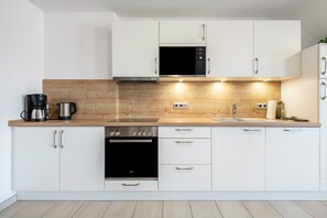 Jääkaappi, mikroaaltouuni, uuni, liesi