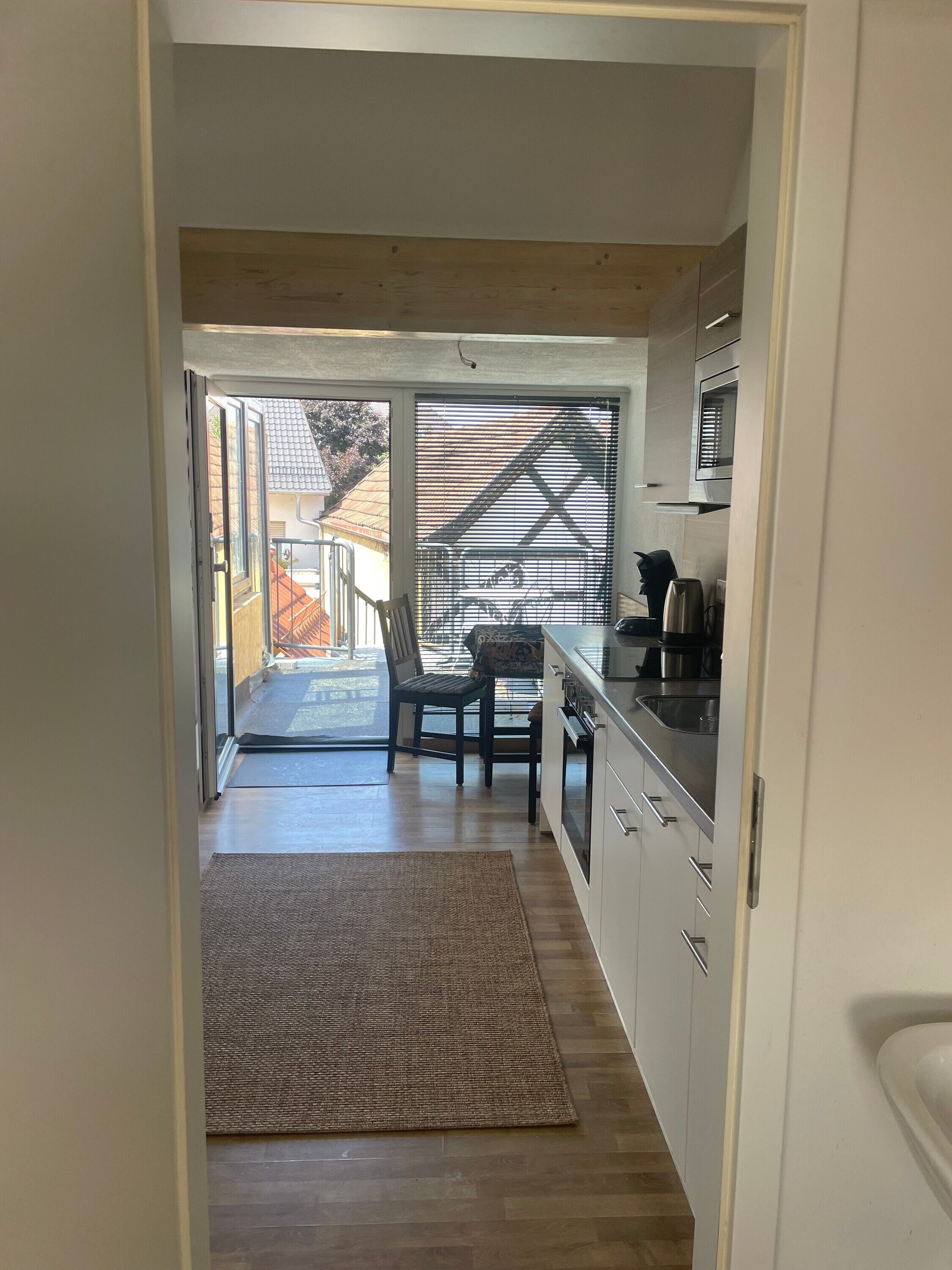 Frigorífico, placa de cocina y utensilios de cocina