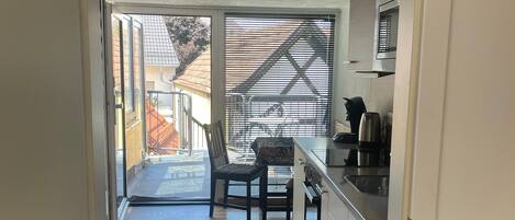 Frigorífico, placa de cocina y utensilios de cocina