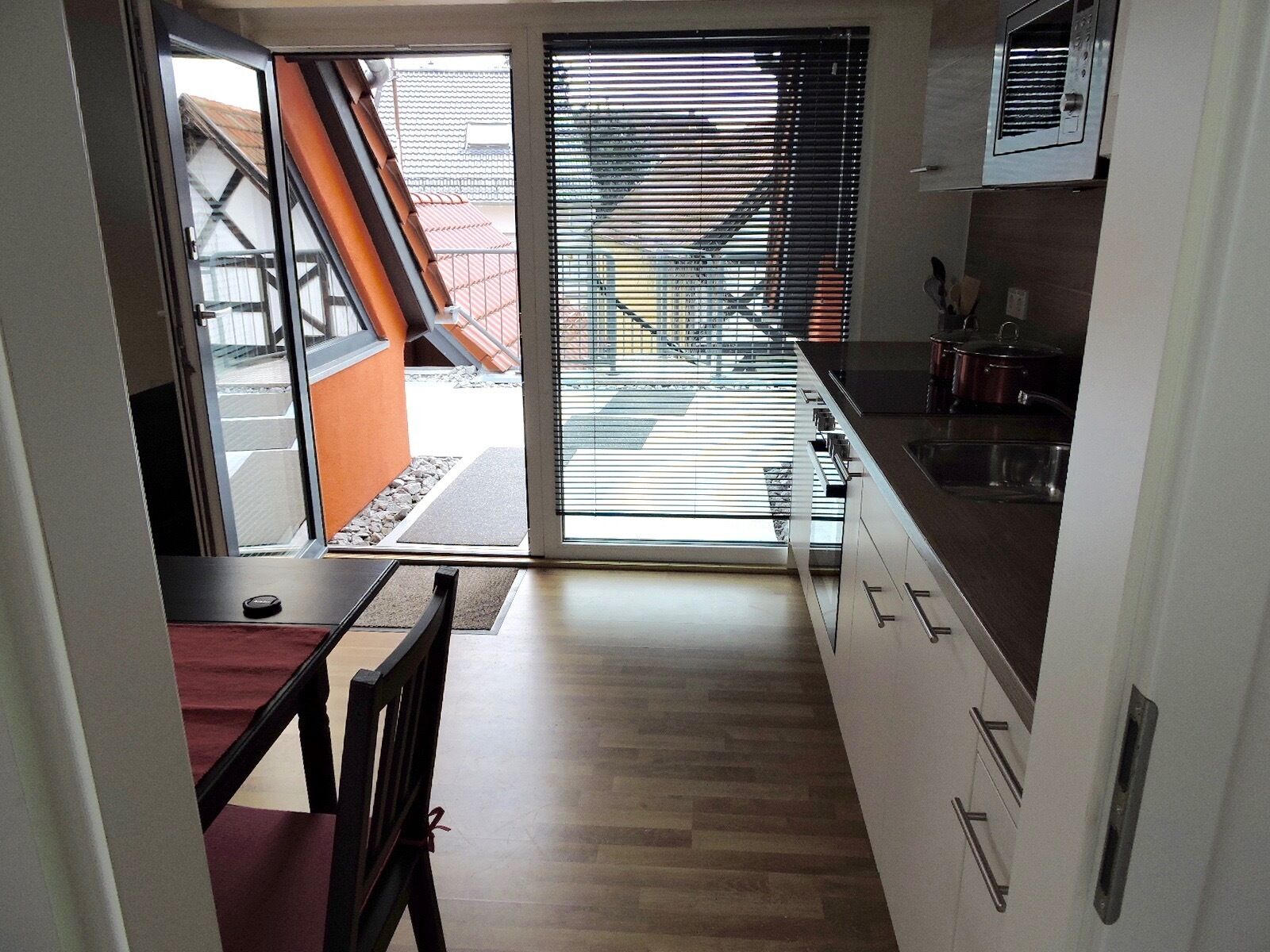 Frigorífico, microondas, placa de cocina y hervidor eléctrico