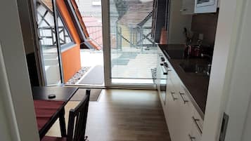 Kühlschrank, Mikrowelle, Herdplatte, Wasserkocher