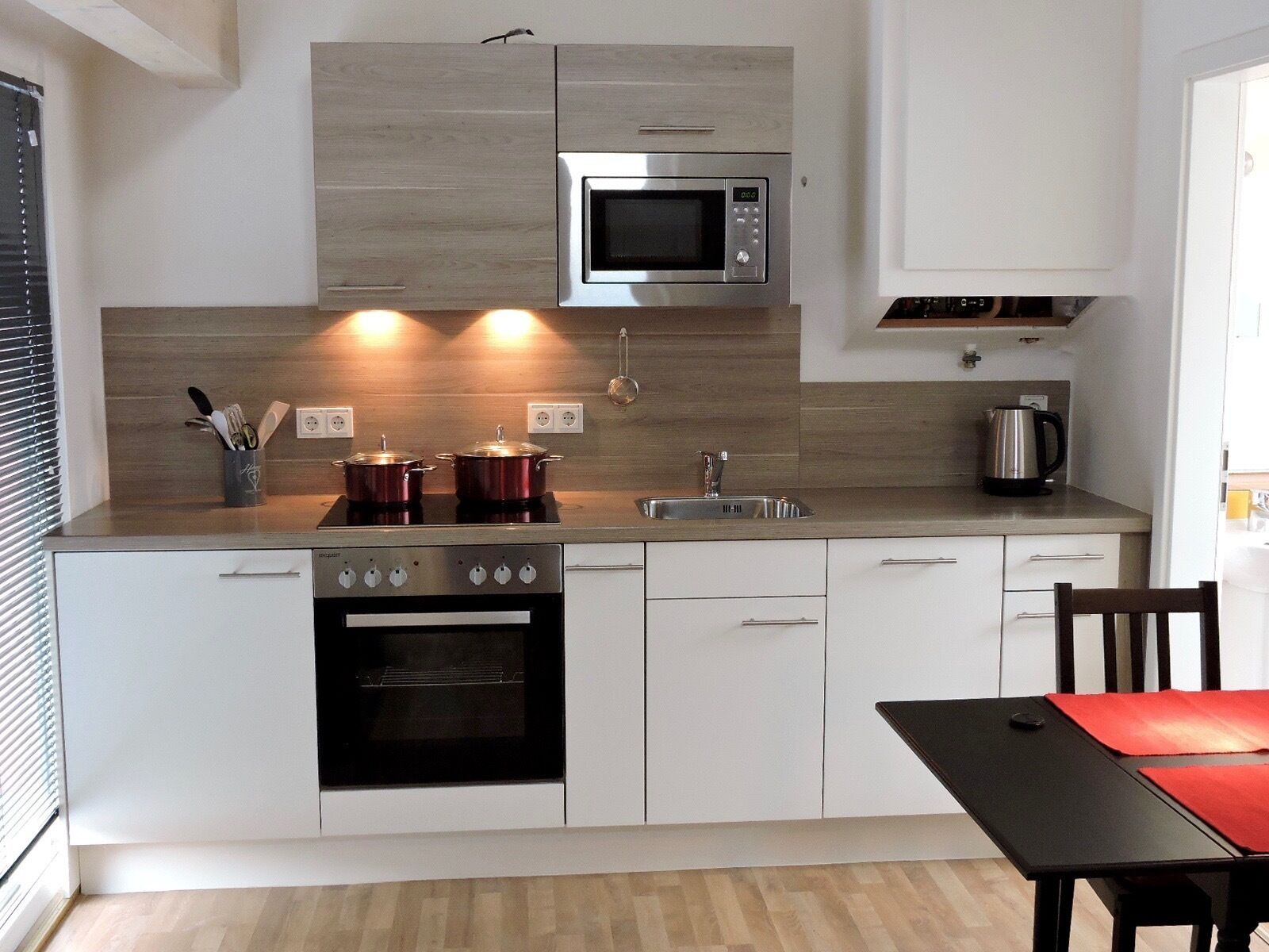 Kühlschrank, Herdplatte, Kochgeschirr/Geschirr/Besteck