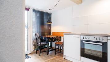 Kjøleskap, kokeplater og kjøkkenutstyr