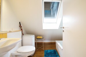 Shower, towels - Apartment 'C' with Wi-Fi (Bühl)
