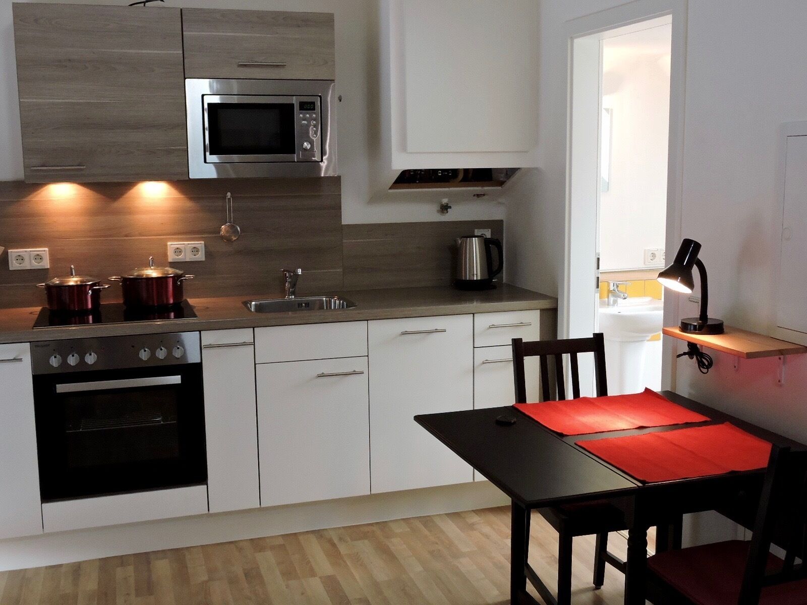 Kjøleskap, mikrobølgeovn, kokeplater og vannkoker