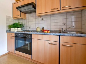 Fridge, oven, stovetop, coffee/tea maker