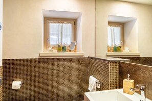 Shower, hair dryer, towels